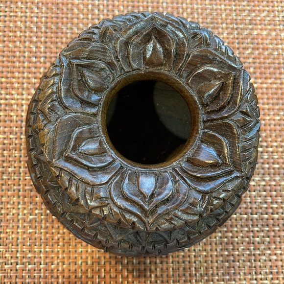 Hand carved and turned decorative wooden vase with round shape and curved lip. - Picture 2 of 5